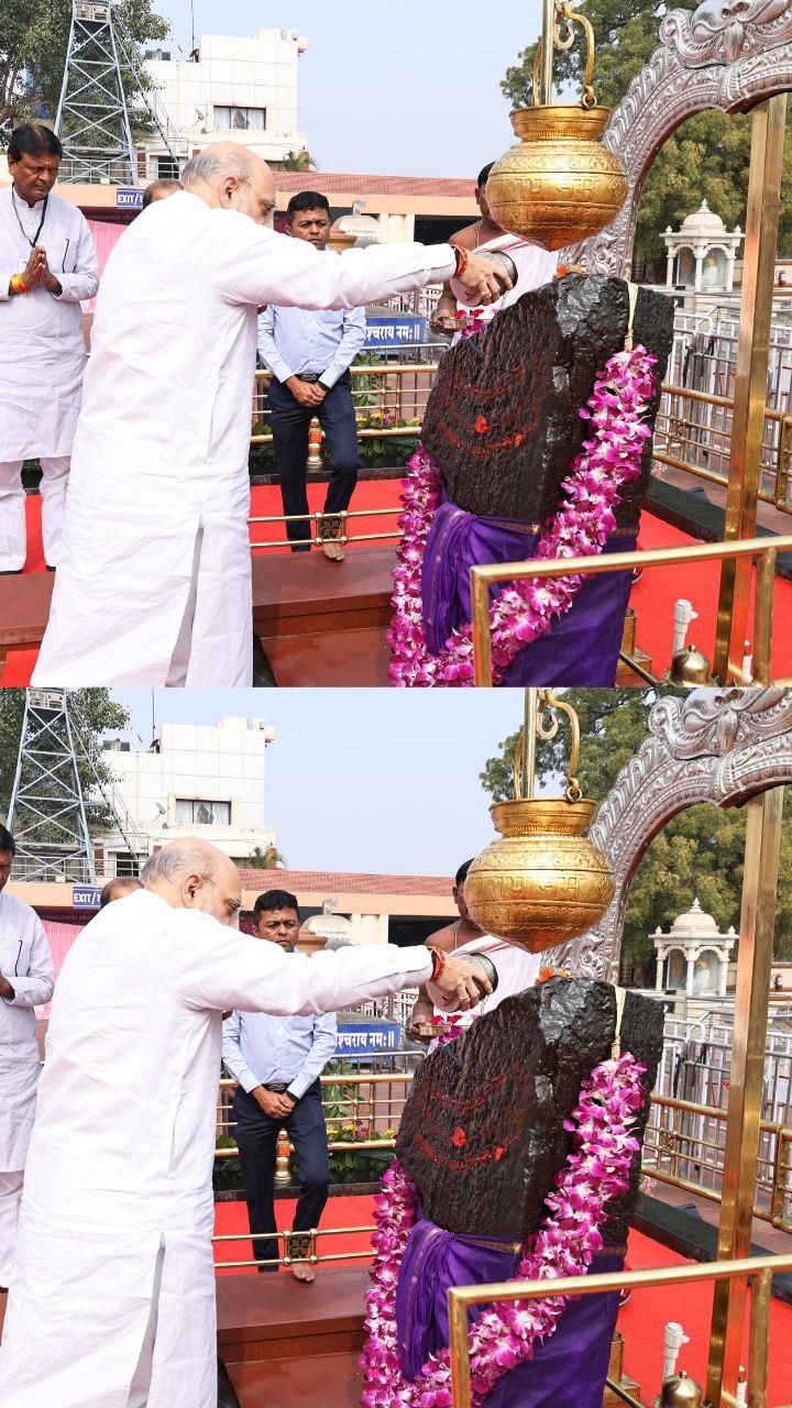 केंद्रीय गृहमंत्री शाह यांनी शनिशिंगणापूर येथे श्री शनैश्वराचे दर्शन घेतले आहे. 